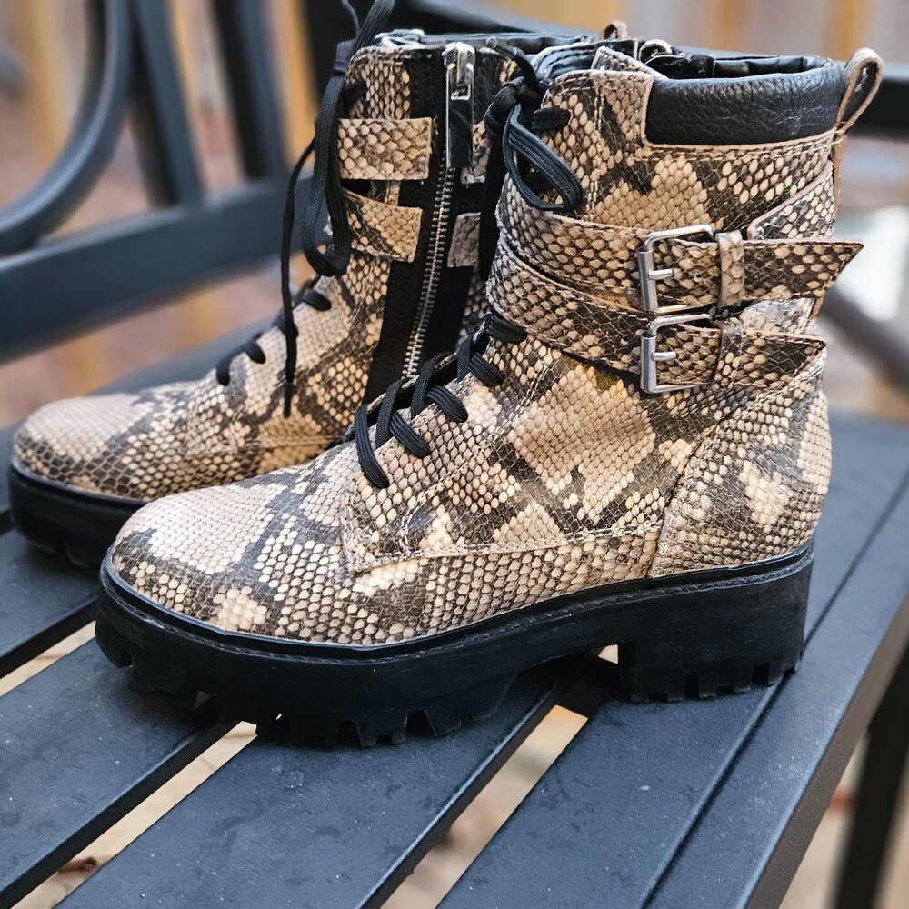 NWOT Dolce Vita PALINE Combat BOOTS Snakeskin Lug Sole - Sz 8 - Picture 2 of 10